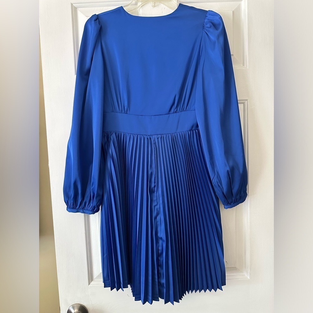 Blue boutique mini dress with pleated skirt and twist front v-neck. Size XS. - Picture 4 of 6